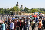 Люди, пришедшие на церемонию прощания с бывшим солистом группы «Ласковый май» Юрием Шатуновым у зала Троекуровского кладбища, 26 июня 2022 года