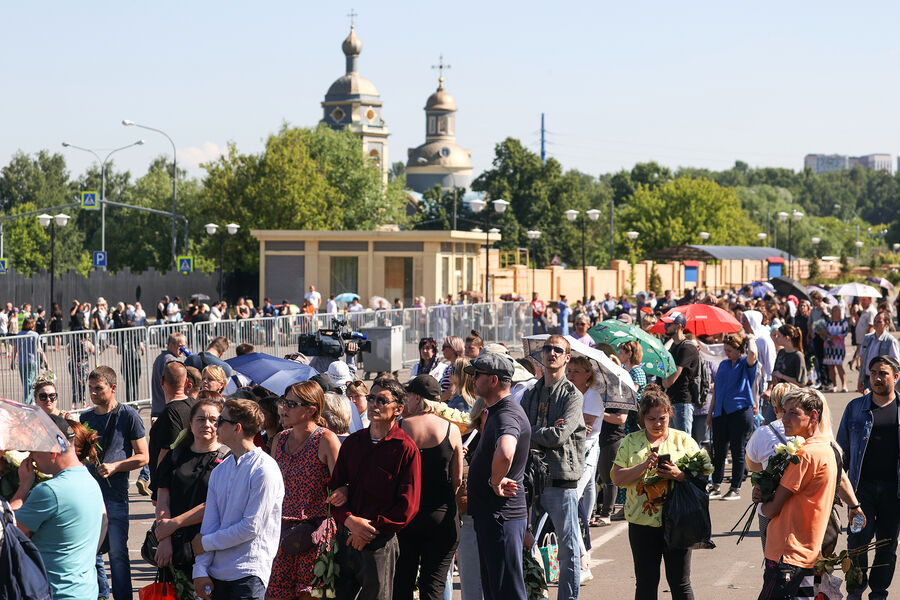 Люди, пришедшие на&nbsp;церемонию прощания с&nbsp;бывшим солистом группы &laquo;Ласковый май&raquo; Юрием Шатуновым у&nbsp;зала Троекуровского кладбища, 26&nbsp;июня 2022&nbsp;года