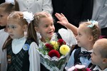 Первоклассники на торжественной линейке, посвященной началу учебного года, в гимназии №2 во Владивостоке