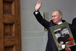 Владимир Путин с портретом своего отца-фронтовика Владимира Спиридоновича после участия в шествии патриотической акции «Бессмертный полк» в честь 72-й годовщины Победы в Великой Отечественной войне
