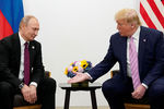 Президент России Владимир Путин и президент США Дональд Трамп во время встречи на саммите G20 в Осаке, 28 июня 2019 года