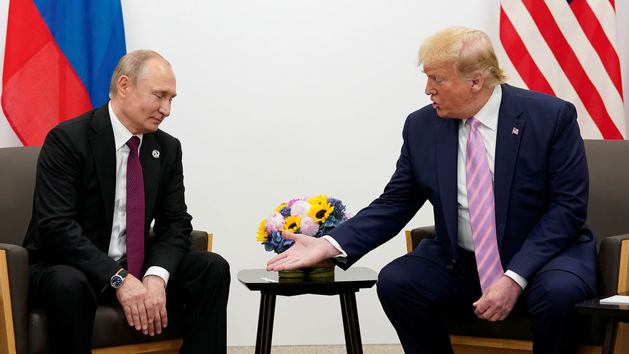 Президент России Владимир Путин и президент США Дональд Трамп во время встречи на саммите G20 в Осаке, 28 июня 2019 года
