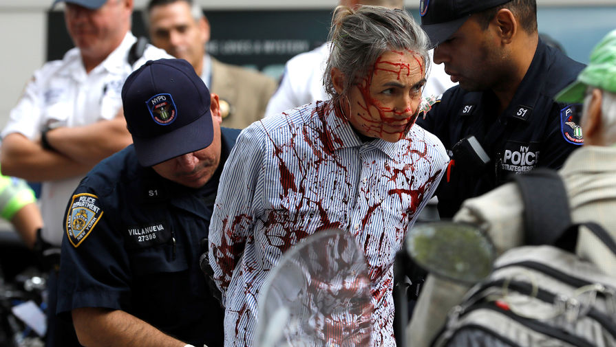 Протестующие возле статуи «Атакующий бык» на&nbsp;Уолл-Стрит в&nbsp;Нью-Йорке, 7 октября 2019 года