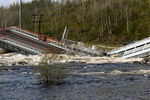 На месте обрушения железнодорожного моста через реку Кола в Мурманской области.