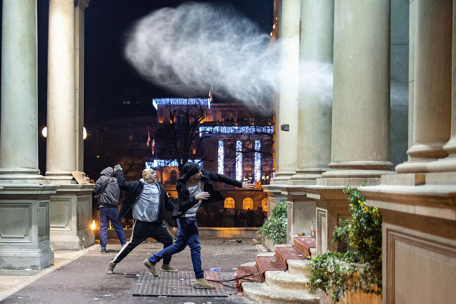 Сторонники оппозиции на&nbsp;митинге в&nbsp;Белграде, Сербия, 24&nbsp;декабря 2023&nbsp;года
