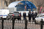 Сотрудники полиции на месте задержания няни, подозреваемой в жестоком убийстве 4-летнего ребенка, в районе метро «Октябрьское Поле»