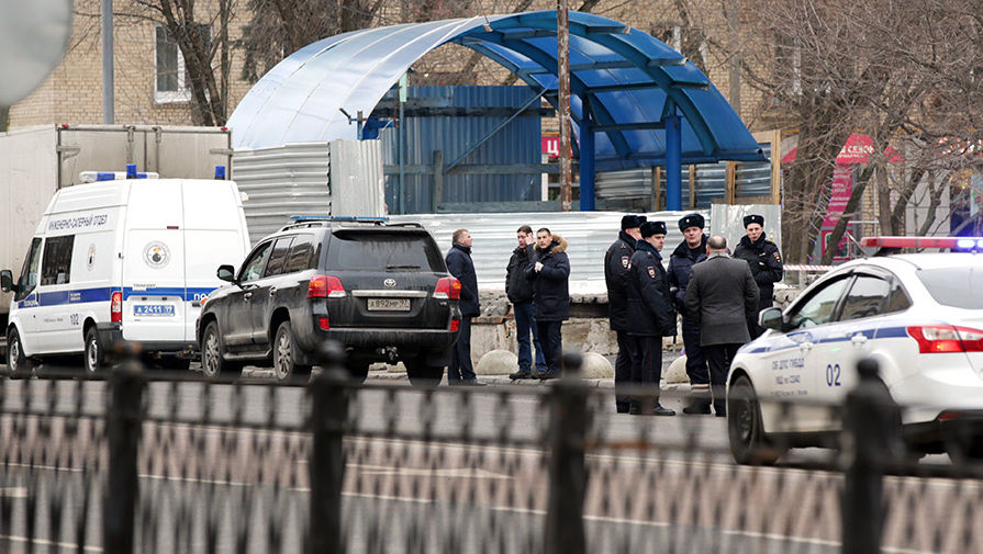 Сотрудники полиции на месте задержания няни, подозреваемой в жестоком убийстве 4-летнего ребенка, в районе метро «Октябрьское Поле»