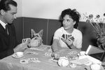 Джина Лоллобриджида и ее супруг Милко Скофич дома в Риме, 1952 год