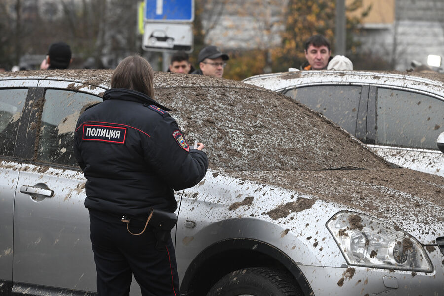 Сотрудники полиции работают на&nbsp;месте обрушения конструкции демонтируемого горнолыжного комплекса &laquo;Снежком&raquo; на&nbsp;проезжую часть в&nbsp;Красногорске, 11&nbsp;ноября 2025&nbsp;года