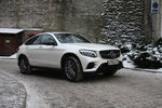 GLC Coupe при&nbsp;длине более 4,7 м лишен какого-либо намека на&nbsp;грузность &mdash; смотрится он очень аккуратно. Купе примерно на&nbsp;8 см длиннее и на&nbsp;4 см ниже универсального GLC, с&nbsp;которым оно делит базу. Опционально предлагаются два варианта подвески с&nbsp;плавной регулировкой жесткости амортизаторов