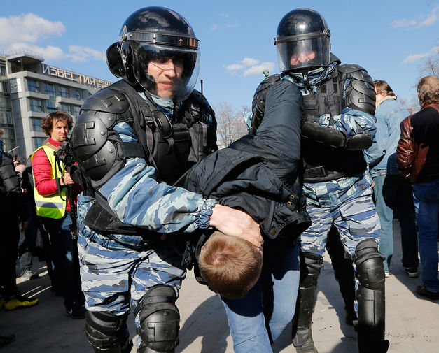 Во время задержания участника несанкционированной акции оппозиции против коррупции на Пушкинской площади, 26 марта 2017 года