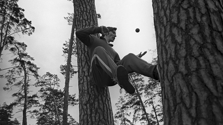 Вратарь сборной СССР по&nbsp;хоккею Владислав Третьяк во время тренировки, 1973&nbsp;год