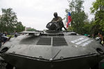 Представитель сил самообороны Славянска в бронетранспортере
