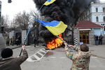 Участники акции протеста бойцов батальона &laquo;Айдар&raquo; и их сторонники жгут автомобильные покрышки у&nbsp;здания министерства обороны Украины в&nbsp;Киеве