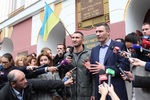 Боксер Владимир Кличко и мэр Киева Виталий Кличко (слева направо) во время общения с журналистами после голосования на выборах в органы местного самоуправления на одном из избирательных участков Киева