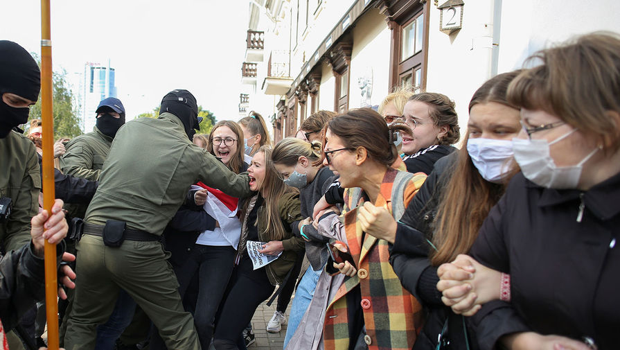 ОМОН задерживает участниц &laquo;Женского марша&raquo; на&nbsp;площади Свободы в&nbsp;Минске, 12 сентября 2020 года