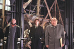 <b>Александр Абдулов (в центре). Кадр из фильма «Убить дракона» (1988)</b><br>
В своем последнем художественном фильме «Убить дракона» Марк Захаров собрал почти всех ведущих актеров «Ленкома», включая Александра Абдулова. Роль Ланцелота он получил без проб – к тому времени для артиста это стало обычным делом. В 1980-х выходило по 3–5 фильмов в год с его участием, и, как правило, пробы не требовались.
Актер настоял на том, чтобы все трюки в картине он выполнял сам. Режиссер, зная упрямый характер Абдулова, согласился. Поэтому в сцене, где Ланцелота в сетке поднимают краном, на высоте 45 метров работает не каскадер, а сам исполнитель главной роли.

