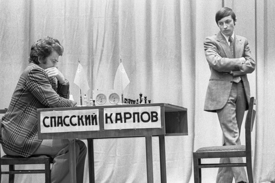 Шахматисты Анатолий Карпов (справа) и Борис Спасский (слева) во время полуфинального матча на&nbsp;первенство мира в&nbsp;Ленинграде, 1974&nbsp;год