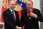 Владимир Путин и ведущий, президент Международного союза КВН, глава творческого объединения «АМИК» Александр Масляков (слева направо), награжденный орденом «За заслуги перед Отечеством» II степени, во время церемонии вручения государственных наград в Кремле