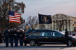Похоронный кортеж с телом бывшего президента США Джорджа Буша-старшего около Капитолия в Вашингтоне, 3 декабря 2018 года
