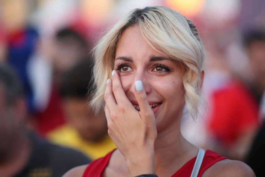 Болельщица вытирает слезы после победы сборной России в&nbsp;матче 1/8 финала ЧМ-2018 по&nbsp;футболу между&nbsp;сборными Испании и России на&nbsp;стадионе &laquo;Лужники&raquo; в&nbsp;Москве, 1&nbsp;июля 2018&nbsp;года