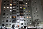 На месте пожара в девятиэтажном жилом доме в Екатеринбурге, 12 января 2021 года