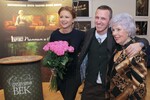 Актеры Мария Миронова, Игорь Верник и Вера Васильева перед началом церемонии вручения премий деятелям искусства старшего поколения на благотворительном концерте-премии Фонда «Артист», 2013 год