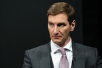 <b>Антон Красовский, 49 лет</b>
<br><br>
Журналист публично рассказал о своем положительном ВИЧ-статусе в 2017 году в одном из интервью.
<br><br>
«Я сам живу с ВИЧ с 2011 года, и я сам прошел через все эти унижения и ад, через которые проходят все обычные люди», — цитировала его «Лента.Ru».
В 2016 году он основал фонд помощи людям с ВИЧ «СПИД.Центр». В 2022 году ушел с поста главы организации.
