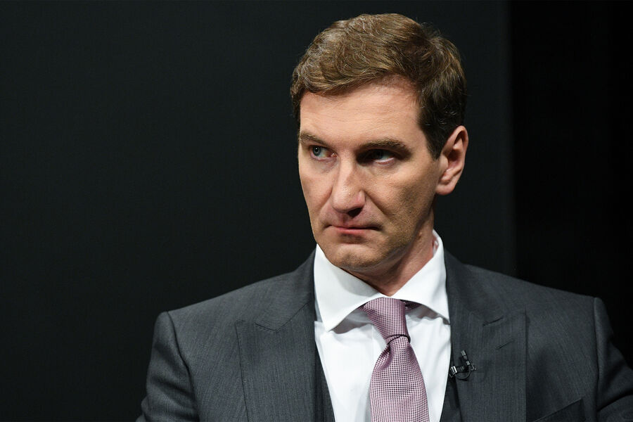 <b>Антон Красовский, 49&nbsp;лет</b>
<br><br>
Журналист публично рассказал о&nbsp;своем положительном ВИЧ-статусе в&nbsp;2017 году в&nbsp;одном из&nbsp;интервью.
<br><br>
«Я сам живу с&nbsp;ВИЧ с&nbsp;2011 года, и я сам прошел через&nbsp;все эти унижения и ад, через&nbsp;которые проходят все обычные люди», &mdash; цитировала его «Лента.Ru».
В&nbsp;2016 году он основал фонд помощи людям с&nbsp;ВИЧ «СПИД.Центр». В&nbsp;2022 году ушел с&nbsp;поста главы организации.

