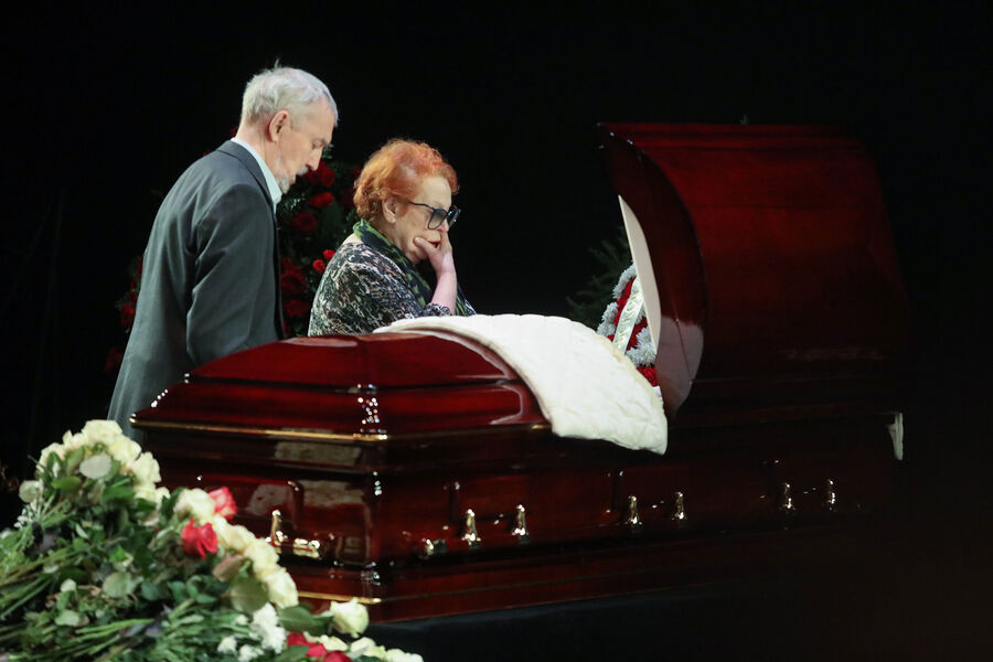 Актер Евгений Киндинов и его супруга, актриса Галина Киндинова на&nbsp;церемонии прощания с&nbsp;актрисой Евгенией Добровольской в&nbsp;МХТ имени Чехова, 14&nbsp;января 2025&nbsp;года