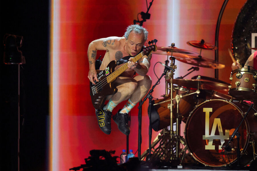 Фли из&nbsp;Red Hot Chili Peppers выступает на&nbsp;благотворительном концерте FireAid в&nbsp;поддержку ликвидации последствий лесных пожаров в&nbsp;Лос-Анджелесе, Инглвуд, Калифорния, 30&nbsp;января 2025&nbsp;года 