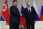 Президент России Владимир Путин и глава КНДР Ким Чен Ын во время встречи на острове Русский, 25 апреля 2019 год