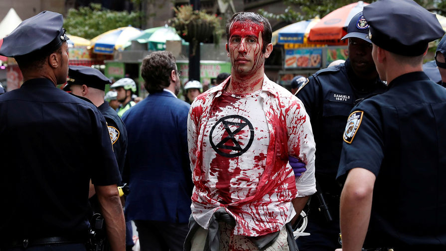 Протестующие возле статуи «Атакующий бык» на&nbsp;Уолл-Стрит в&nbsp;Нью-Йорке, 7 октября 2019 года