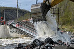 На месте обрушения железнодорожного моста через реку Кола в Мурманской области.