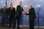 Фурсенко, министр спорта Виталий Мутко и вице-премьер Игорь Шувалов на церемонии передачи Заявочной книги ЧМ-2018 от России главе ФИФА Йозефу Блаттеру
