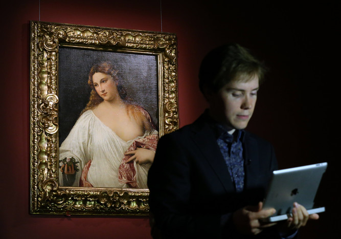Посетитель у&nbsp;картины &laquo;Flora&raquo; (1517 г.) на&nbsp;открытии выставки &laquo;Тициан. Картины из&nbsp;музеев Италии&raquo; в&nbsp;Государственном музее изобразительных искусств им. А.С. Пушкина