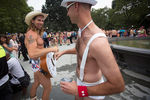 Участник Underwear Run и Голый Ковбой