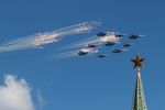 Истребители Су-27 и МиГ-29 во время репетиции воздушной части военного парада в Москве в ознаменование 70-летия Победы в Великой Отечественной войне 1941–1945 годов
