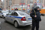Сотрудники полиции на месте задержания няни, подозреваемой в жестоком убийстве 4-летнего ребенка, в районе метро «Октябрьское Поле»