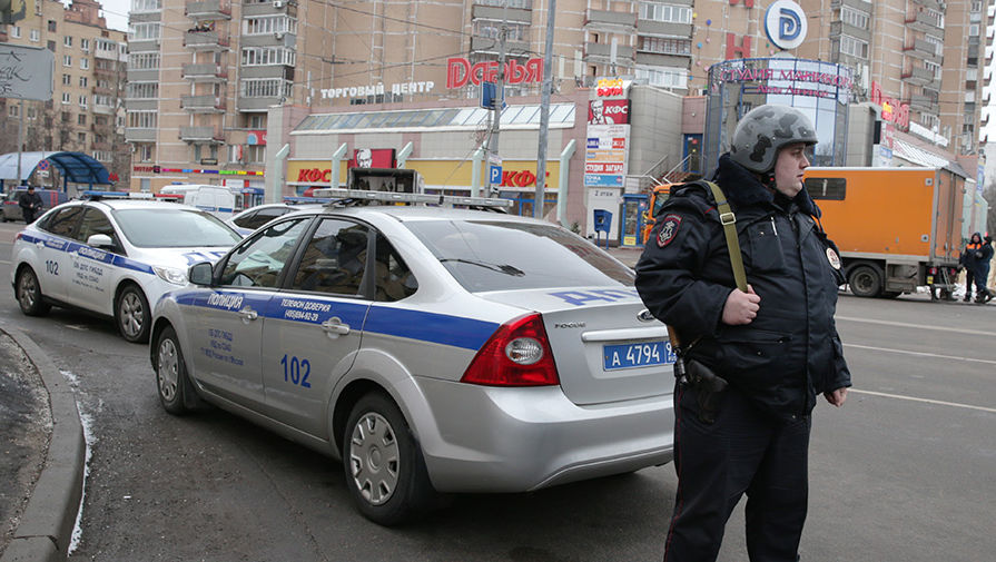 Сотрудники полиции на месте задержания няни, подозреваемой в жестоком убийстве 4-летнего ребенка, в районе метро «Октябрьское Поле»