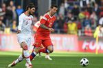 Форвард сборной России Федор Смолов и турецкий игрок Окай Йокушлу