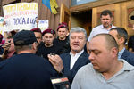 Бывший президент Украины Петр Порошенко у здания Государственного бюро расследований (ГБР) в Киеве, 12 августа 2019 года