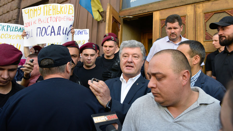 Бывший президент Украины Петр Порошенко у здания Государственного бюро расследований (ГБР) в Киеве, 12 августа 2019 года