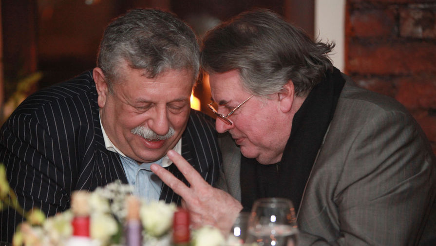 Телеведущий Михаил Борисов и актер Александр Ширвиндт во время празднования Дня рождения народного артиста России Юрия Васильева, 2010 год

