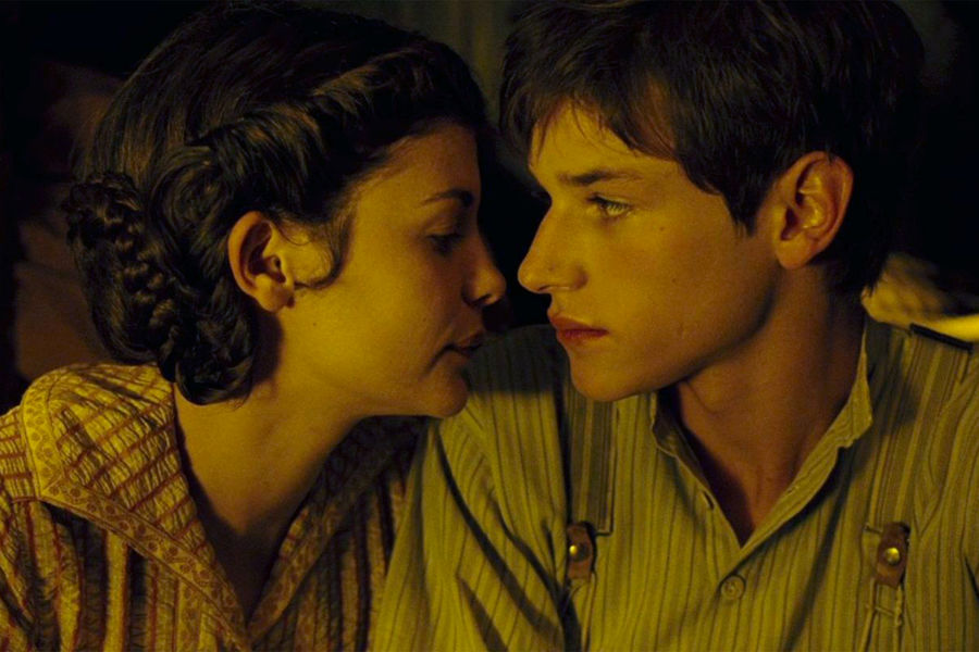 Кадр из&nbsp;фильма «Долгая помолвка», 2004&nbsp;год