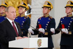 Президент РФ Владимир Путин на церемонии вручения государственных премий РФ в области науки и технологий, литературы, искусства и гуманитарной деятельности за 2015 год в Кремле