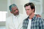 <b>«Брюс Всемогущий» (2003)</b>
<br>
В новом тысячелетии Морган Фриман отошел в сторону более комедийных проектов. Главным достижением для него на этом поприще стала трагикомедия «Брюс Всемогущий», в которой Фриман исполнил роль ни много ни мало самого Господа Бога. Несмотря на впечатляющий кассовый успех (лента собрала в мировом прокате почти полмиллиарда долларов), у критиков она особого успеха не вызвала. Тем не менее к своей роли Творца всего сущего Фриман вернулся спустя четыре года в спин-оффе «Эван всемогущий».
