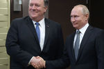 Президент России Владимир Путин и госсекретарь США Майк Помпео во время встречи в Сочи, 14 мая 2019 года