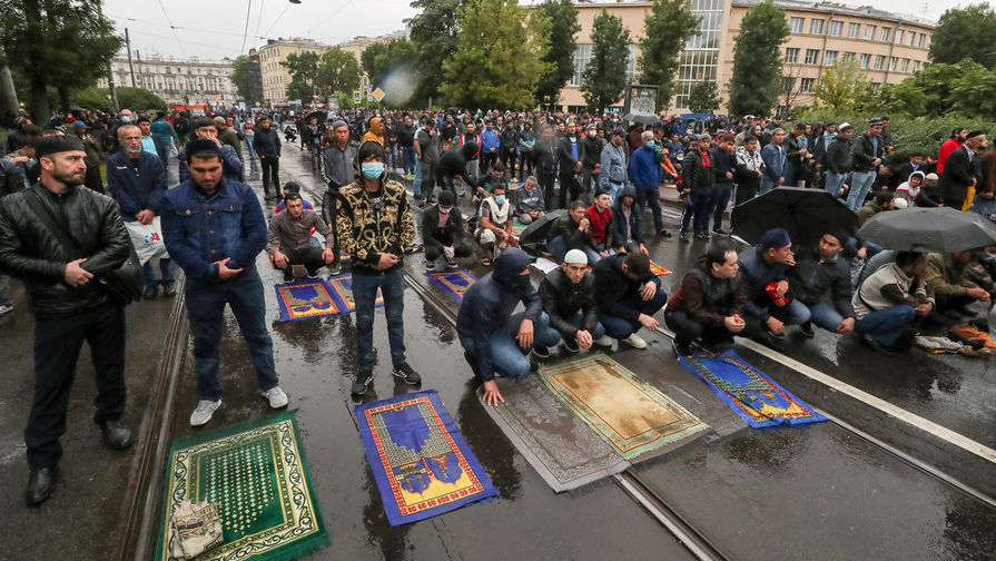 Мусульмане во время совершения намаза у&nbsp;Санкт-Петербургской соборной мечети в&nbsp;день праздника жертвоприношения Курбан-байрам, 31 июля 2020 года