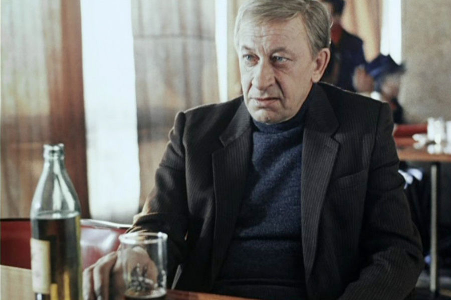 <b>«Зимний вечер в&nbsp;Гаграх» (1985), реж. Карен Шахназаров</b>
<br><br>Ещё одним популярным музыкальным фильмом Евстигнеева стал «Зимний вечер в&nbsp;Гаграх», в&nbsp;котором он сыграл бывшего мастера чечетки 1950-х годов. По&nbsp;сюжету картины его герой на&nbsp;закате славы нехотя берется за&nbsp;обучение самоучки (Александр Панкратов-Черный), который мечтает стать профессиональным степистом
